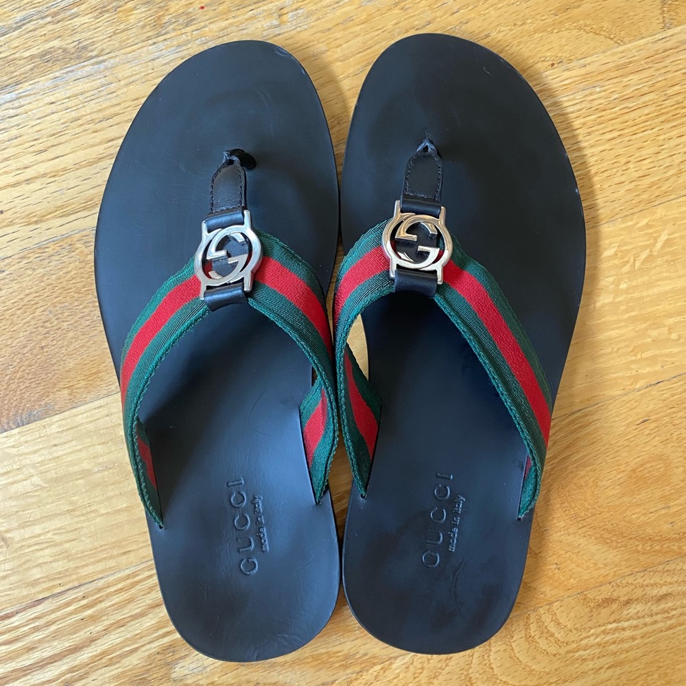 Gucci leather sandals with logo
